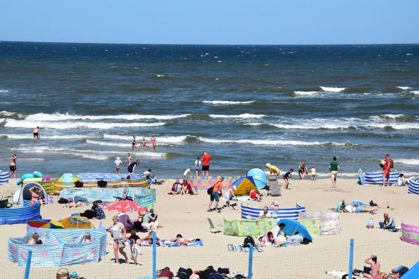 Słoneczny weekend na Mierzei Wiślanej przyciągnął nad morze tłumy wczasowiczów 