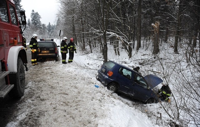 W Cisowej w pow. przemyskim na drodze krajowej nr 28 , kierujący volkswagenem polo wpadł w poślizg i zjechał z drogi. 69-letni mężczyzna trafił do szpitala na obserwację.