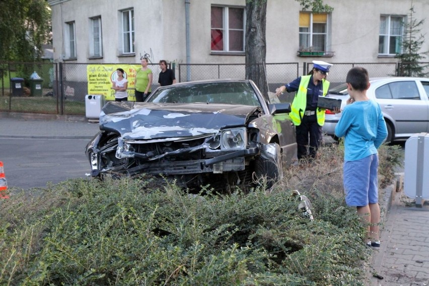 Wypadek na Czajkowskiego. Zderzyły się opel, mercedes i fiat. Trzy osoby w szpitalu