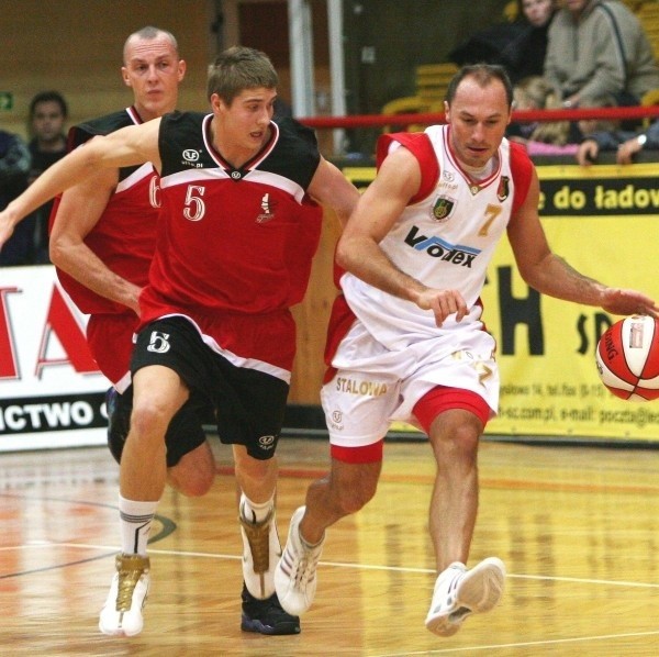 Koszykarze Stali Stalowa Wola (z piłką Bartłomiej Szczepaniak) podejmują na własnym parkiecie spadkowicza z ekstraklasy - Znicz Jarosław.