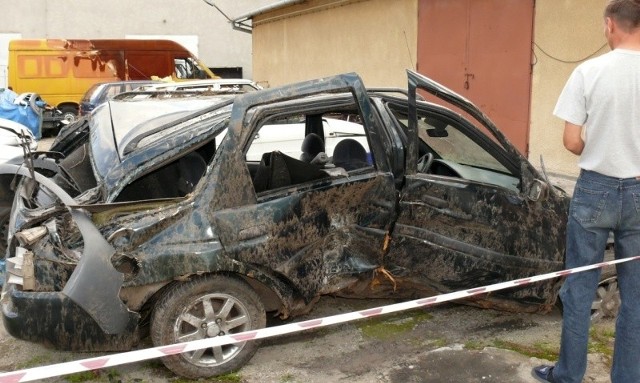 Rozwalone auto na parkingu policyjnym.