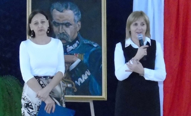 Uroczystego otwarcia obchodów Dnia Patrona Szkoły dokonała Elżbieta Szczęsna-Kusak (z prawej), dyrektor Szkoły Podstawowej imienia Marszałka Józefa Piłsudskiego w Opatowcu.