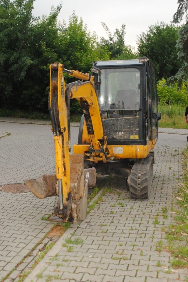 Złodzieje ukradli koparkę z cmentarza w Sosnowcu