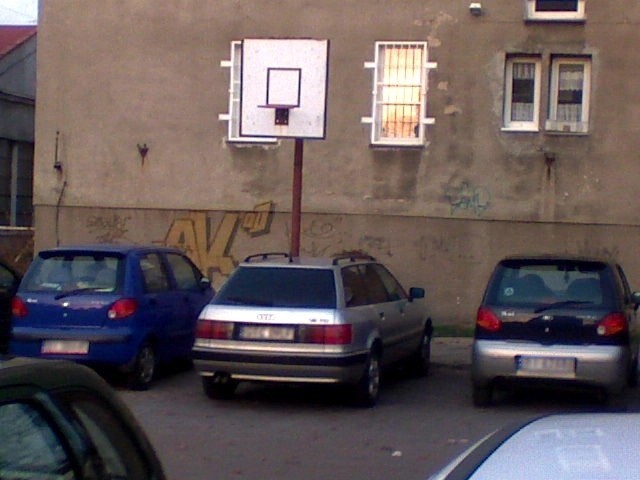 Kierowca zaparkował na boisku do koszykówki
