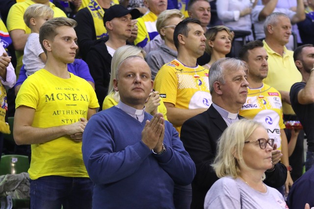 Duchowe wsparcie zapewne też pomogło - biskup Jan Piotrowski (z prawej) i ksiądz Krzysztof Banasik na meczu PGE Vive z THW Kiel.
