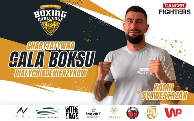 Były piłkarz Korony Kielce Kamil Sylwestrzak w najbliższą sobotę sprawdzi się w ringu. Wystąpi w walce wieczoru na Stadionie Wrocław podczas gali Boxing Challenge by Cancer Fighters. Kibicować będą mu przyjaciele, byli piłkarze Korony - Marcin Cebula i Bartosz Kwiecień. Gala rozpocznie się o 19. Przeciwnikiem Kamila Sylwestrzaka będzie Franek Rumak, znany z telewizyjnych programów Love Island. Wyspa Miłości i Ninja Warrior.Boxing Challenge by cancer FIGHTERS to charytatywna gala bokserska. Wszyscy walczą w jednym celu, a jest nim zebranie funduszy dla podopiecznych fundacji Cancer Fighters. Walki odbywają się w prawdziwym zawodowym ringu, oprawa całej gali jest na najwyższym poziomie.- Każdy kto mnie zna wie, że KOCHAM pomagać innym, a tym bardziej dzieciom! A co może być piękniejszego od połączenia pasji, dziecięcych marzeń z tak wielkim przedsięwzięciem jakie organizuje Fundacja Cancer Fighters?! Mówiłem to już setki razy i powtórzę jeszcze raz: jestem pełen podziwu w jak cudowny sposób  ta Fundacja pomaga dzieciom i jednocześnie dumny, że mogę być częścią tej pięknej inicjatywy!!! Zapraszam do zbiórki, razem możemy więcej - zachęca Kamil Sylwestrzak.Kamil Sylwestrzak to 32-letni obrońca, może grać na środku defensywy i na jej lewej stronie. Na koncie ma 119 spotkań w ekstraklasie, w których zdobył 14 bramek. W Koronie grał od rundy wiosennej sezonu 2012/2013 do sezonu 2015/2016. Z Kielc odszedł do Wisły Płock. W sezonie 2019/2020 był zawodnikiem Chojniczanki Chojnice. Przez pewien czas trenował z Koroną, był bliski powrotu do Kielc, ale ostatecznie do tego nie doszło.-Od dawna interesuję się sportami walki. Cieszę się, że spełnię swoje marzenie, wystąpię na gali we Wrocławiu. Najważniejszy jest jednak cel charytatywny tej imprezy - powiedział nam Kamil. (dor)