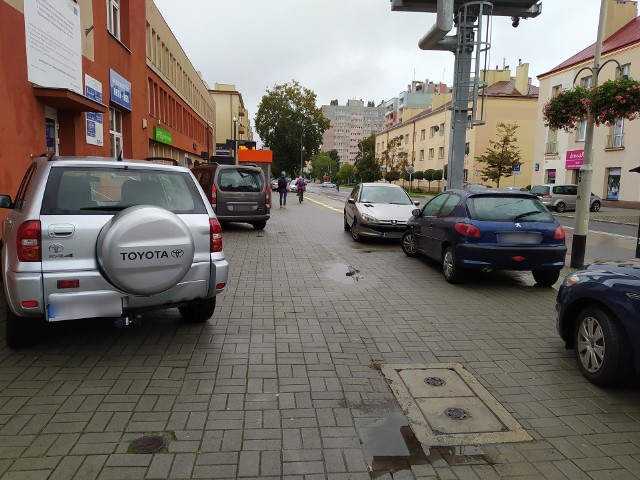 Zdjęcia Czytelnika z ubiegłego tygodnia.Od uruchomienia nowych stref płatnego parkowania w Rzeszowie minęło już kilka dni. Część mieszkańców Rzeszowa zauważyło problem z miejscami do parkowania: samochody dalej parkują, gdzie popadnie - mówią mieszkańcy.