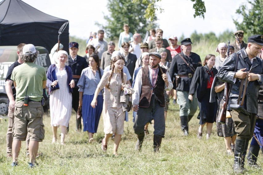 Armia kaskaderów, aktorów i statystów w Piotrkowicach! Trwają nagrania do filmu "Łuna" w reżyserii kielczanina Konrada Łęckiego (ZDJĘCIA)