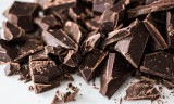 Robaki w popularnych czekoladowych cukierkach na wagę w dużej sieci sklepów znalezione w Wejherowie. Białe robaczki w słodyczach [ZDJĘCIA] 
