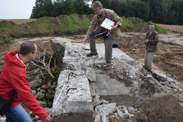 Marcin Dudek i Andrzej Żabski dokonują pomiarów schronu