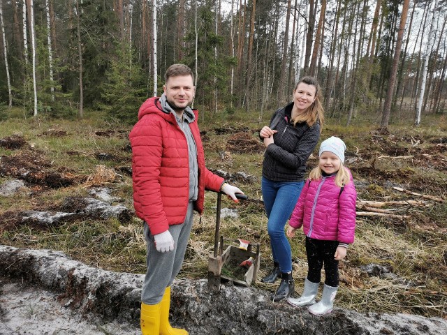 W akcji "Lasy Pełne Energii" w powiecie skarżyskim brały udział całe rodziny.