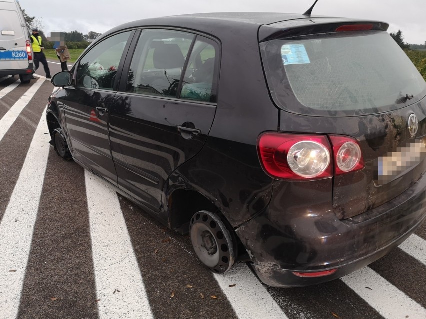 Niecodzienna sytuacja na drodze pod Przemyślem. Kierujący volkswagenem starszy mężczyzna jechał bez dwóch opon [ZDJĘCIA]