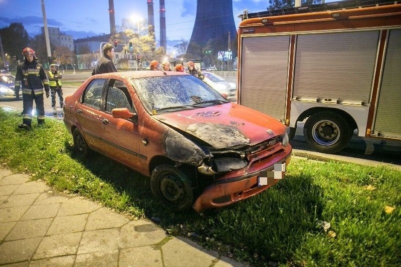 Na al. Politechniki zapalił się fiat siena. Kierowca zdołał uciec z płonącego pojazdu