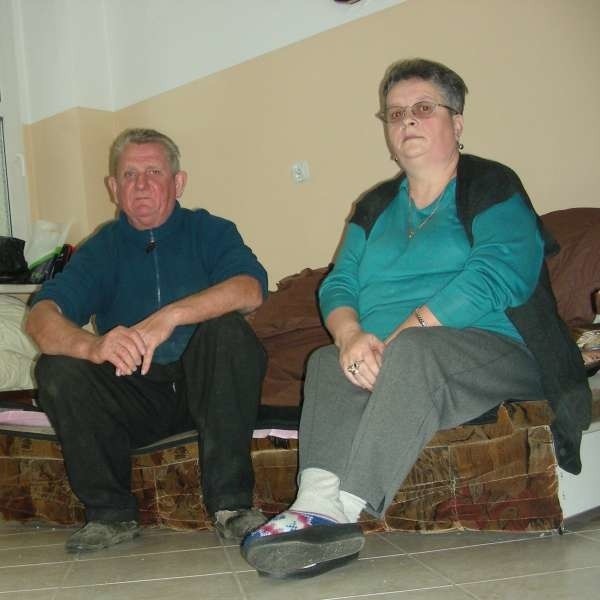 Jan i Danuta Krupiakowie stracili w powodzi nawet swoje łóżko. Nowe kupili za zapomogę.