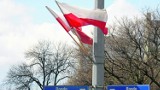 Skargi na stan flag wywieszonych w mieście