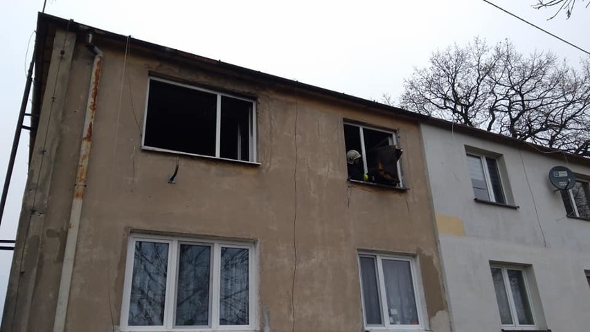 Pożar mieszkania w gminie Skępem. Strażacy ewakuowali nieprzytomnego mężczyznę