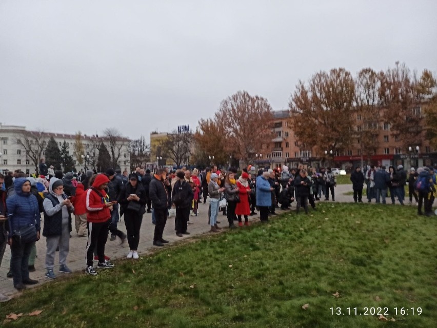 Tłum ludzi przed mobilną bazą telefonii komórkowej w...