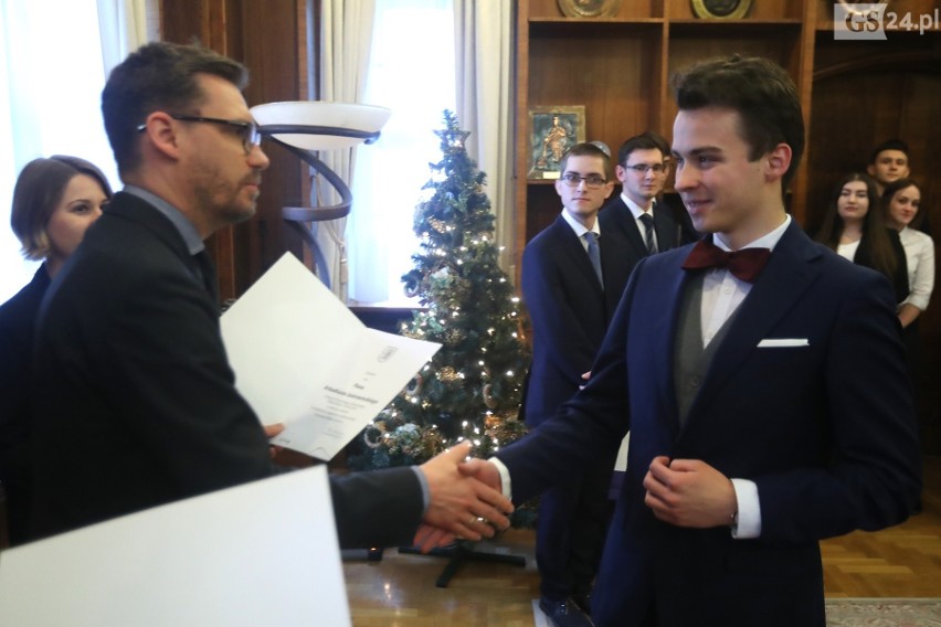Najzdolniejsi studenci otrzymali stypendia od prezydenta Szczecina [ZDJĘCIA]