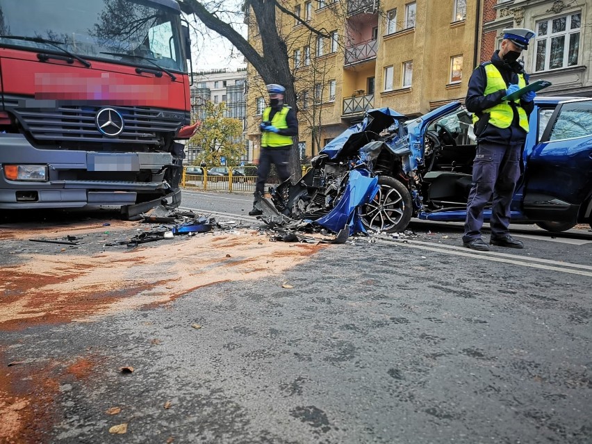 Tragiczny wypadek w Szczecinie na ul. Kopernika. Zderzenie ciężarówki z samochodem osobowym. Nie żyje kierowca osobówki 