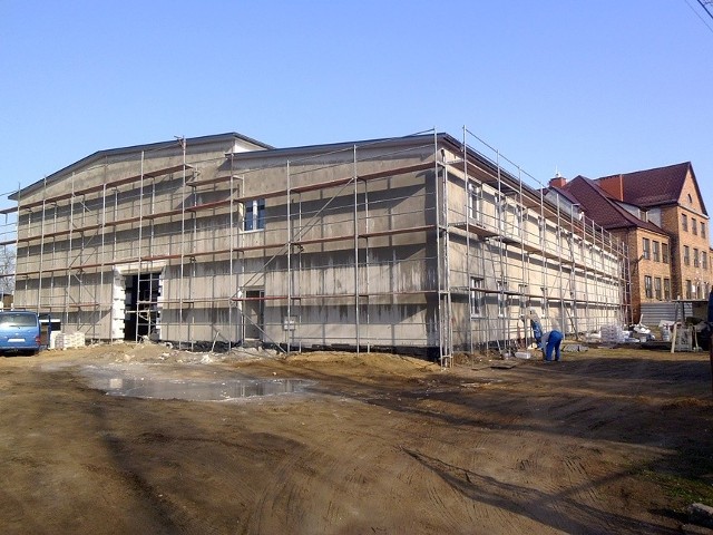 Sala gimnastyczna jest budowana obok szkoły w Przybyszewie. Budynek jest już ocieplony, będzie układana elewacja.