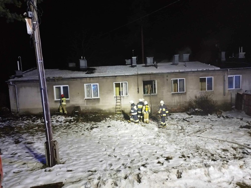 Pożar w budynku mieszkalnym w Skarżysku-Kamiennej. Służby ratunkowe w akcji, były ewakuacje