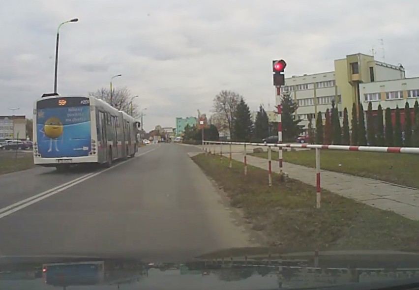 Przepuszczali straż pożarną, on nie poczekał. Karygodne zachowanie kierowcy miejskiego autobusu w Bydgoszczy [wideo] 