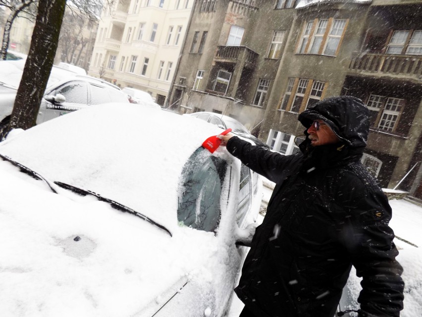 W Bydgoszczy napadało trochę śniegu. Dzieci mają sporo...