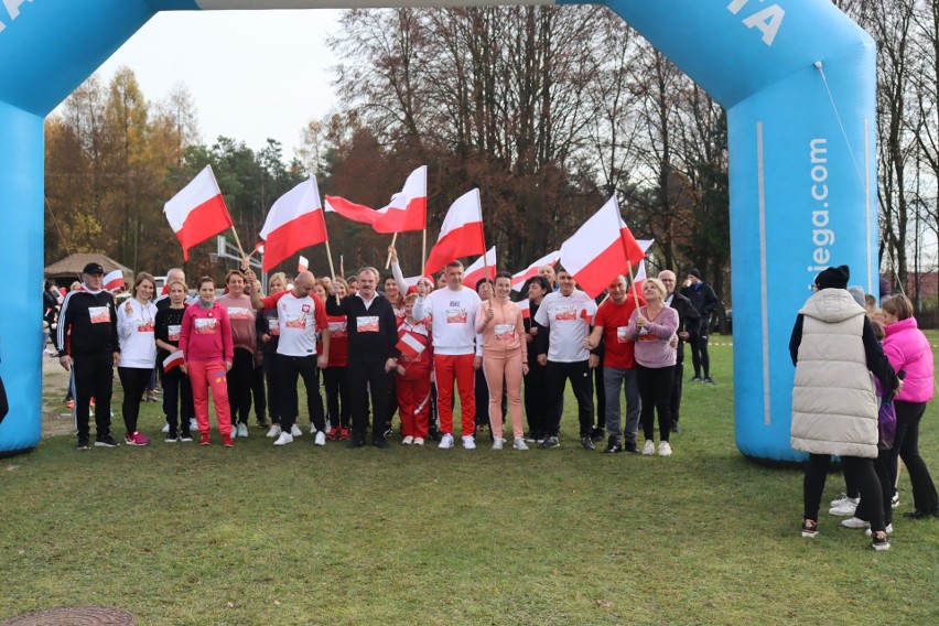 Sportowe obchody Święta Niepodległości w gminie Sobków. II Gminny Bieg Niepodległości w miejscowości Miąsowa. Ponad dwustu biegaczy