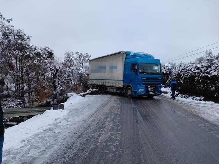 Tir blokował drogę w Łące w gminie Korzenna
