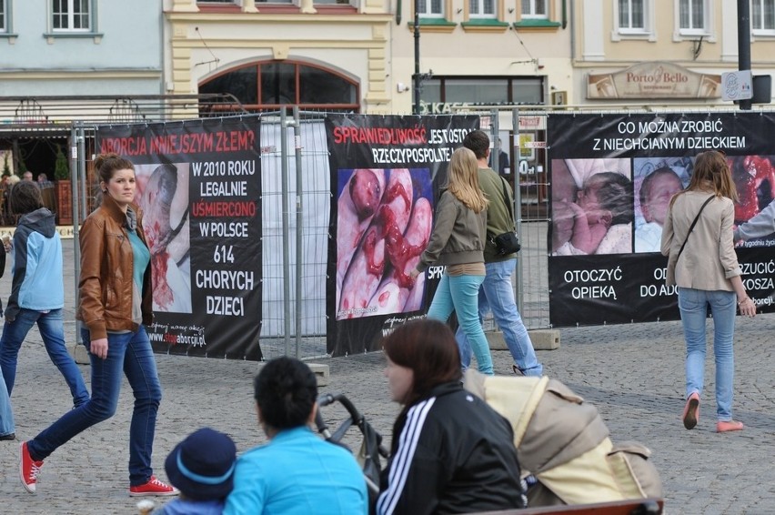 Drastyczne zdjęcia kampanii przeciwko aborcji w Bydgoszczy