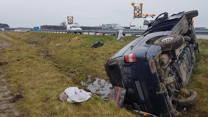 Grożny wypadek na A1 koło Łodzi. Dachowanie na autostradzie....