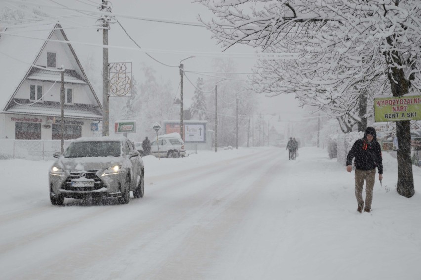 Zakopane pod śniegiem. W nocy spadło ok. 20 centymetrów śniegu [ZDJĘCIA]