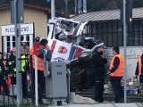 Wypadek w Puszczykowie: Pociąg zmiażdżył karetkę pogotowia. Dwie ofiary śmiertelne