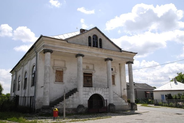 Dobrze zachowana synagoga w Klimontowie. Przed laty około połowy mieszkańc&oacute;w stanowiła ludność żydowska