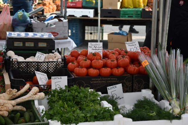 Na targowisku w Kościerzynie czuć już wiosnę. Można tu kupić nowalijki wprost od producentów.