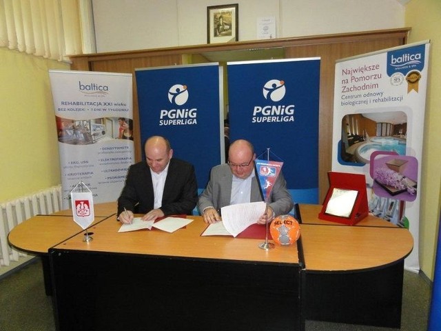 podpisują umowę współpracy między klubami.