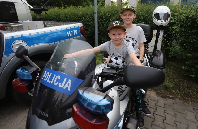 W tym roku po raz pierwszy w Noc Muzeów włączyła się także mazowiecka policja. Komenda Wojewódzka Policji zs. w Radomiu otworzyła swój budynek dla zwiedzających. Można było zobaczyć pokaz musztry paradnej, tresurę psów, zwiedzić Salę Tradycji.Przed komendą prezentowane były pojazdy policyjne.W akcję Nocy Muzeów włączyli się także radomscy strażacy. Można było zwiedzić siedzibę Komendy Miejskiej Państwowej Straży Pożarnej, obejrzeć Salę Tradycji im. Gen. Zygmunta Jarosza a w niej pamiątkowe fotografie, pompy pożarnicze, hełmy strażackie oraz mundury galowe. Zwiedzający mogli zobaczyć jednostkę ratowniczo-pożarniczą, obejrzeć sprzęt i wozy strażackie.