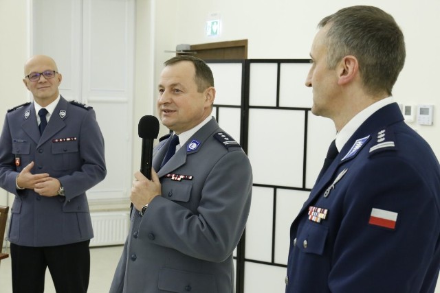 Insp. Mariusz Siegieda (z mikrofonem), z prawej insp. Robert Szewc, Komendant Wojewódzki Policji