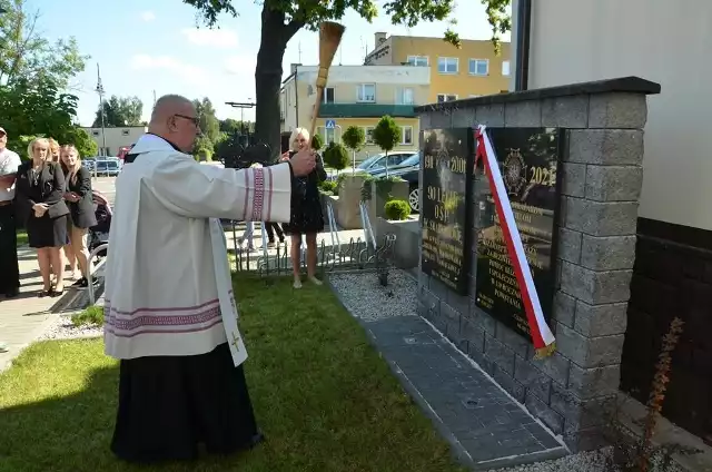 Przy remizie OSP w Skaryszewie została odsłonięta i poświęcona pamiątkowa tablica jubileuszowa.