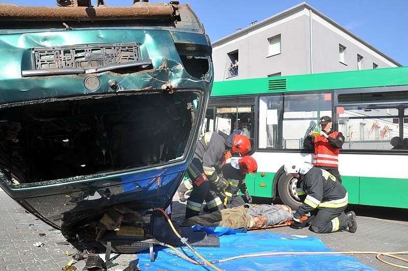 Wypadek na ulicy w Szczecinku. To tylko ćwiczenia (zdjęcia)