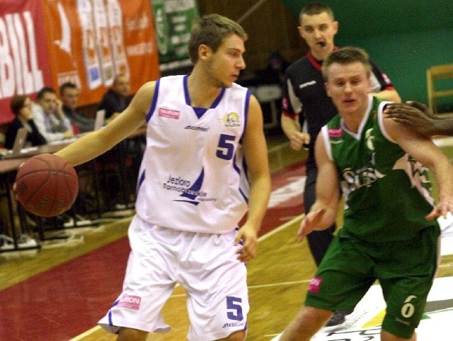 Marcin Nowakowski (w białej koszulce) oraz Robert Skibniewski grajka na pozycji rozgrywającego i są najlepszymi zawodnikami w swoich drużynach.