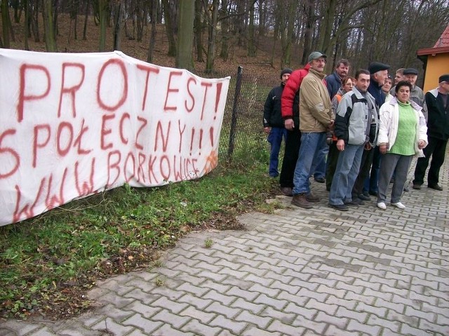 Od ponad tygodnia mieszkańcy Borkowic protestuja przeciwko powstaniu u nich Młodzieżowego Ośrodka Socjoterapii