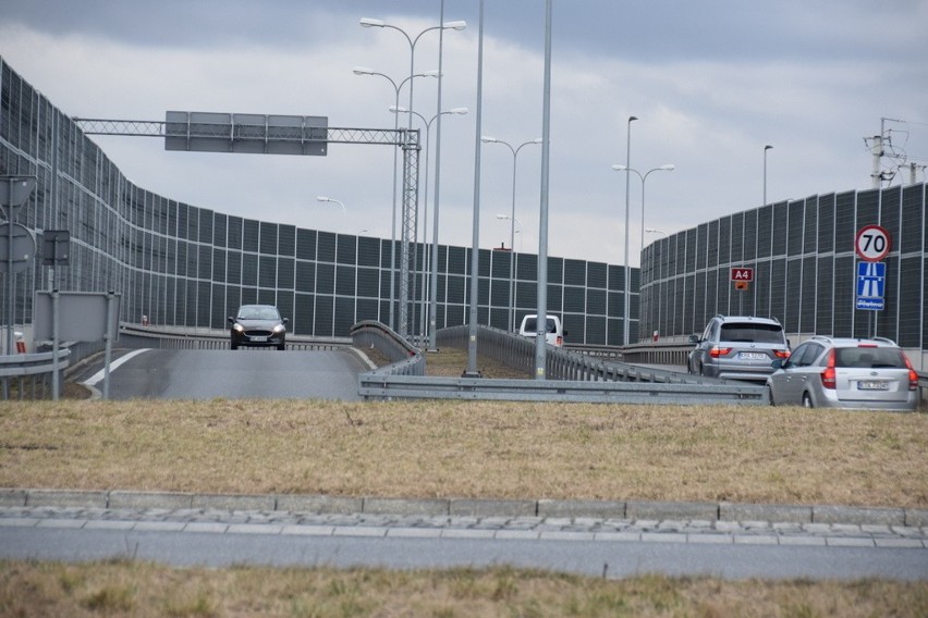 Zjazd z autostrady kończy się teraz w Ostrowie. Aby jechać...