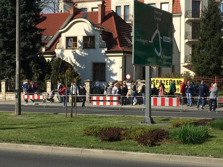 Tłumy Ukraińców przed konsulatem w Krakowie. Na prezydenta wybrali komika