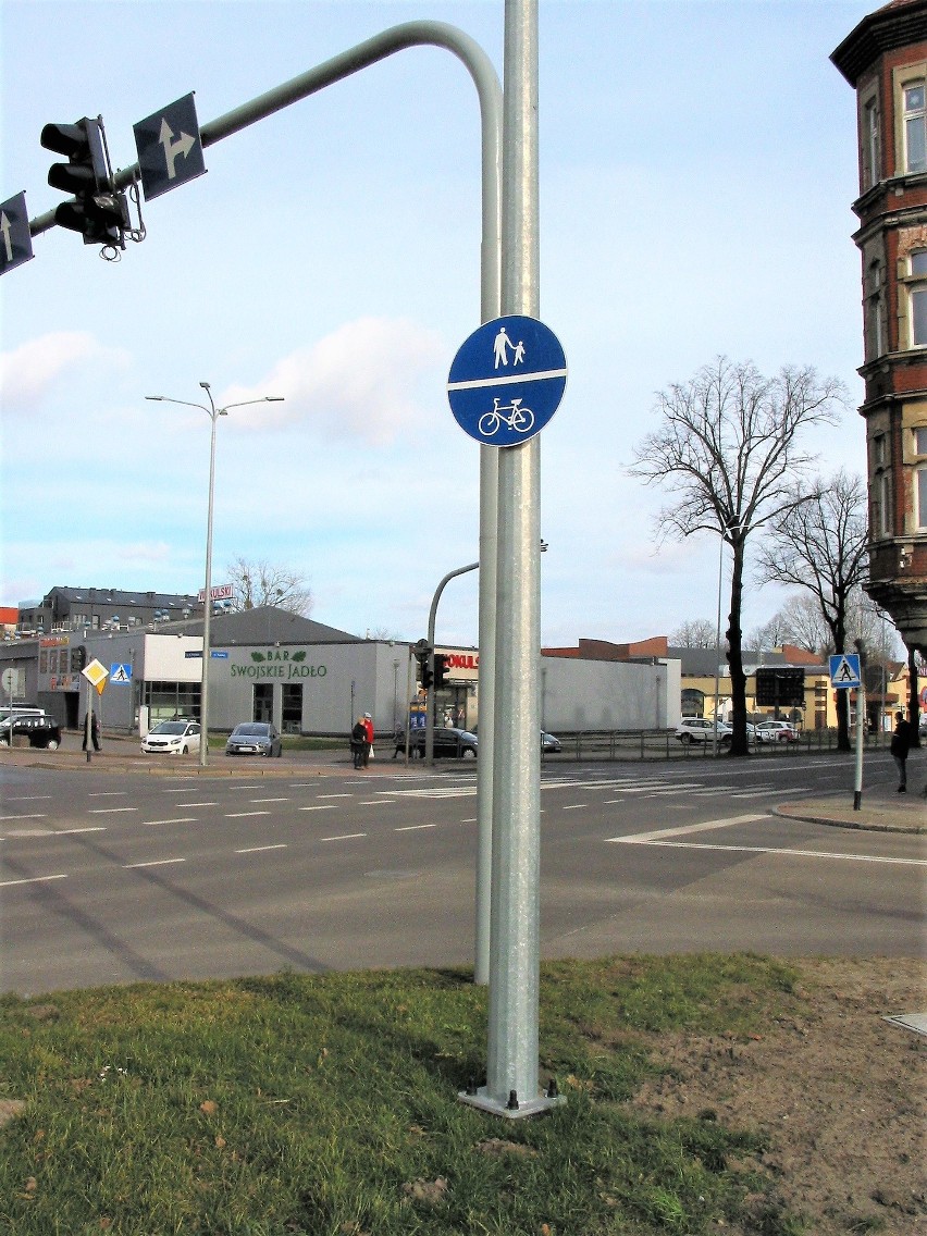 Znak ścieżki pieszo - rowerowej w kierunku ul. Tuwima na...