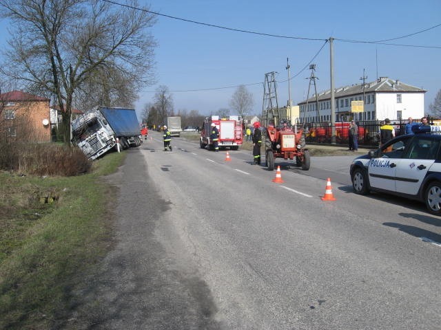 Pijany kierowca ciągnika spowodował, że jadąca za nim ciężarówka wylądowała w rowie.
