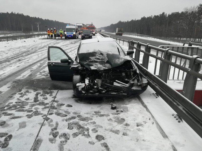 Wypadek na A4. Trzy samochody zderzyły się koło Tarnowa [ZDJĘCIA]