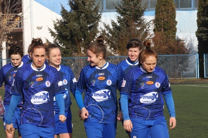 Futbol kobiet. Piłkarki nożne UKS SMS Łódź grają z mistrzem Polski 