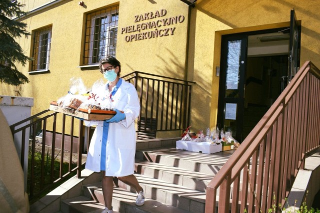 Przed świętami z inicjatywy powiatu rozwieziono słodkie wypieki do zakładów opieki medycznej