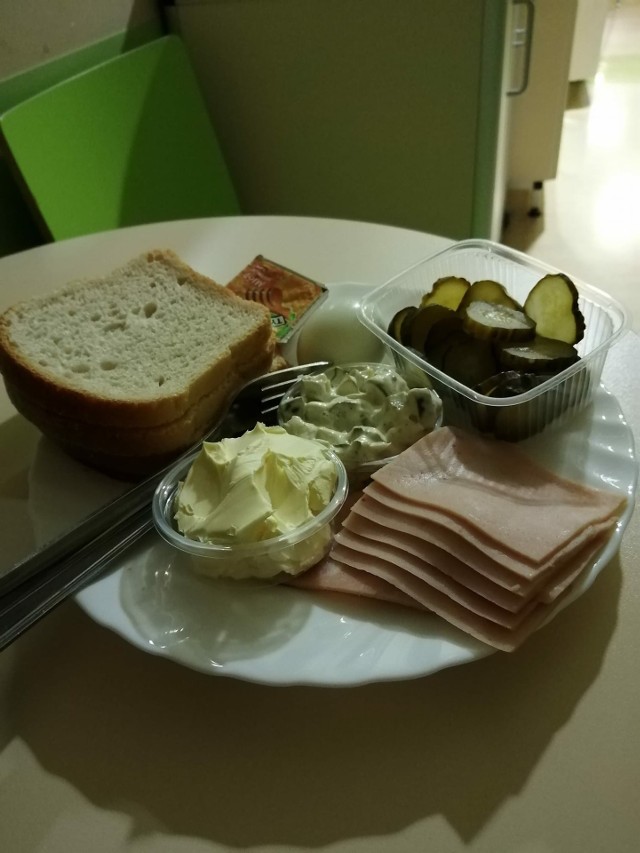 Tak karmią w polskich szpitalach i nie tylko. Mamy zdjęcia talerzy pacjentów. Co na śniadanie, obiad i kolację? Niektóre dania mogą szokować